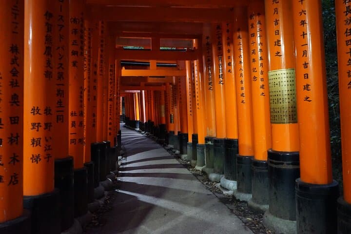 Kyoto Night Walking Guided Tour at Fushimi Inari Shrine — photo 4