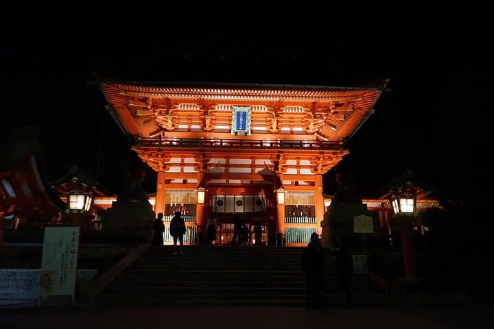 Kyoto Night Walking Guided Tour at Fushimi Inari Shrine — photo 5