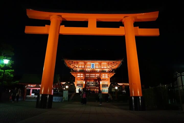 Kyoto Night Walking Guided Tour at Fushimi Inari Shrine — photo 6