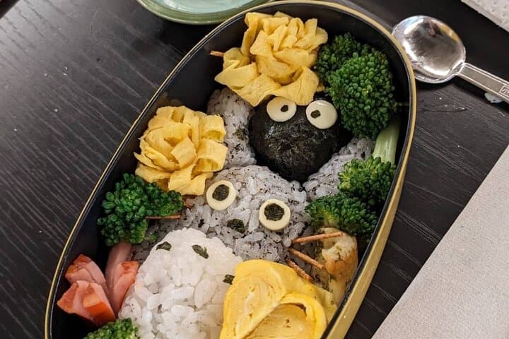 Making a bento box with cute character look in Japan — photo 18
