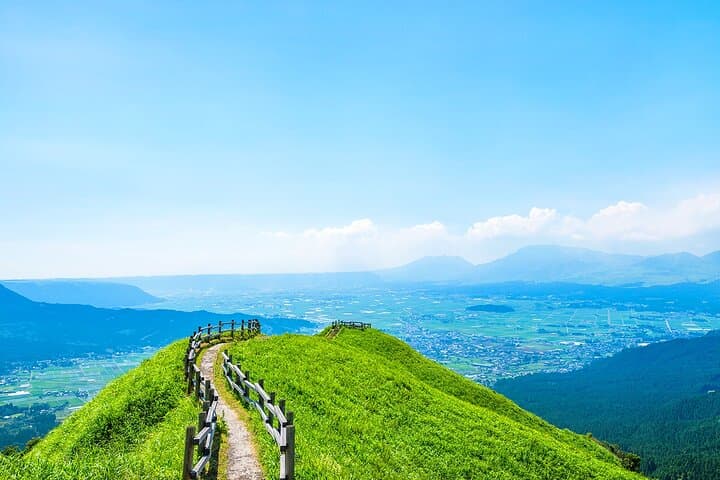 Kyushu: Aso Vocano, Grassland,Onsen and Aso shrine 1-Day Tour — photo 3