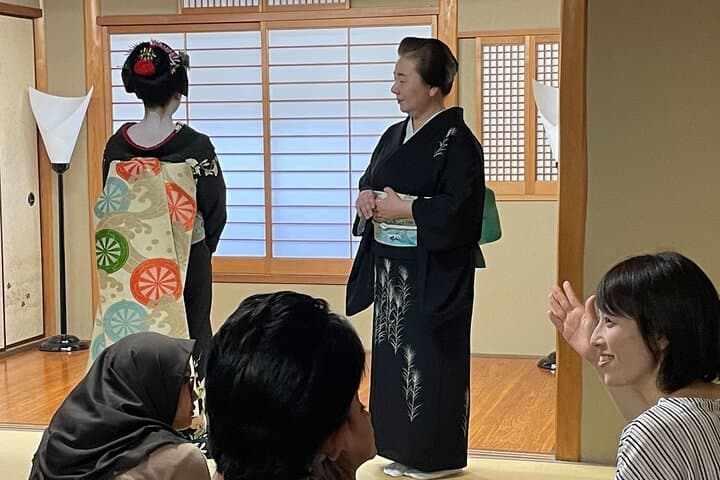 Kyoto: Meet the Geisha Maiko with Gion Walking Tour — photo 3