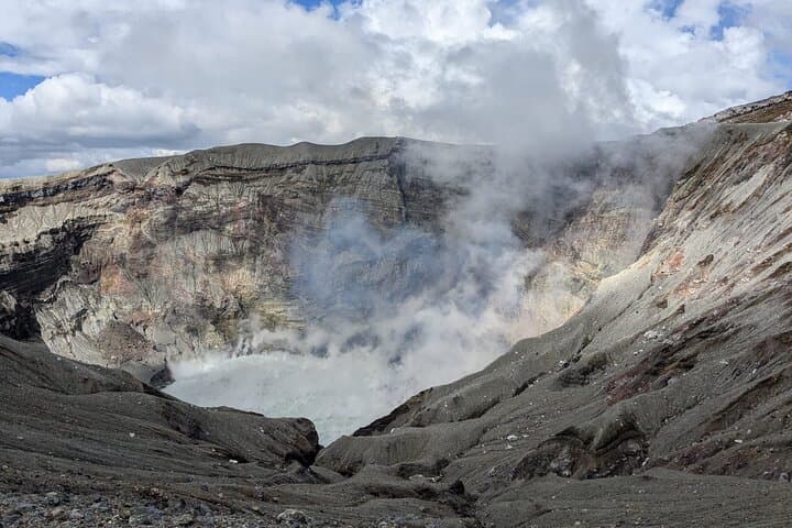 Private guided tour: Mt. Aso volcano, grasslands, Aso Shrine — photo 10