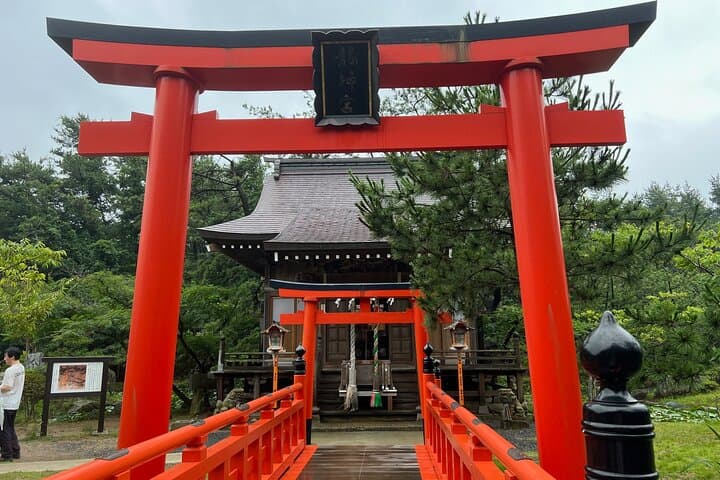 Takayama Inari Shrine & Tsurunomai-hashi bridge Tour — photo 9