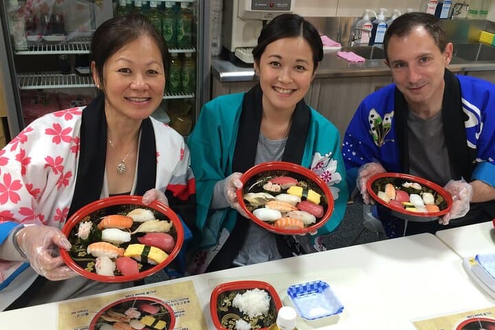 Osaka Sushi Making Class at a Conveyor-belt Sushi Restaurant — photo 4