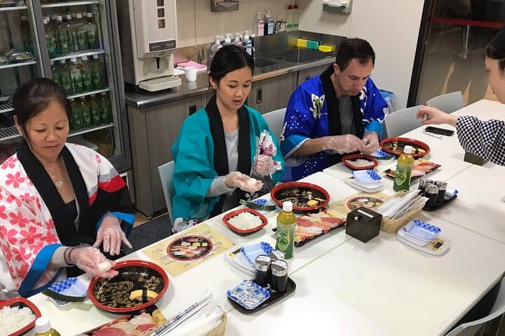 Osaka Sushi Making Class at a Conveyor-belt Sushi Restaurant — photo 5
