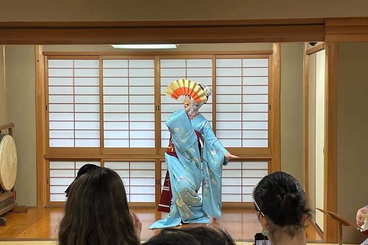 Kyoto: Meet the Geisha Maiko with Gion Walking Tour — photo 4
