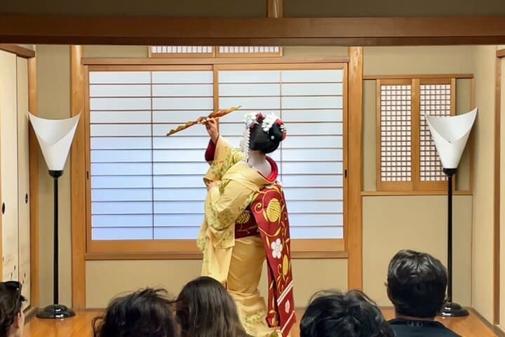 Kyoto: Meet the Geisha Maiko with Gion Walking Tour — photo 2