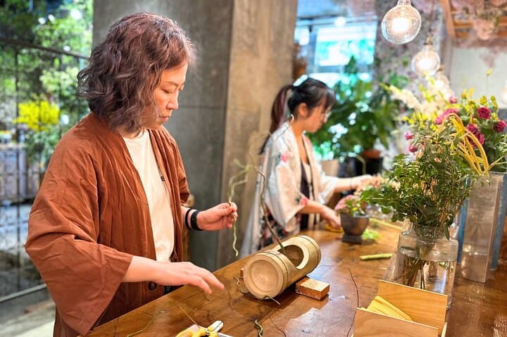 Japanese flower arranging (Ikebana) Experience/Workshop in Tokyo — photo 3