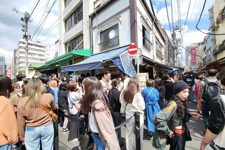 3-Hour Tsukiji Market Food-Hopping Guided Tour — photo 2