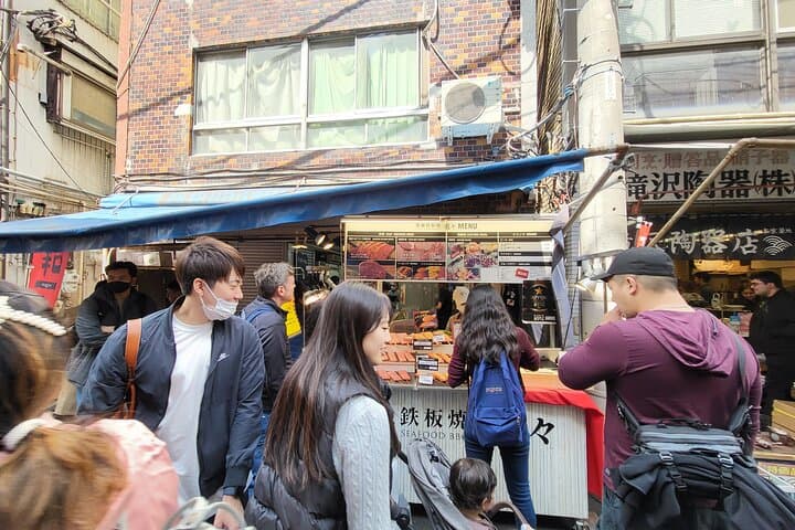 3-Hour Tsukiji Market Food-Hopping Guided Tour — photo 4