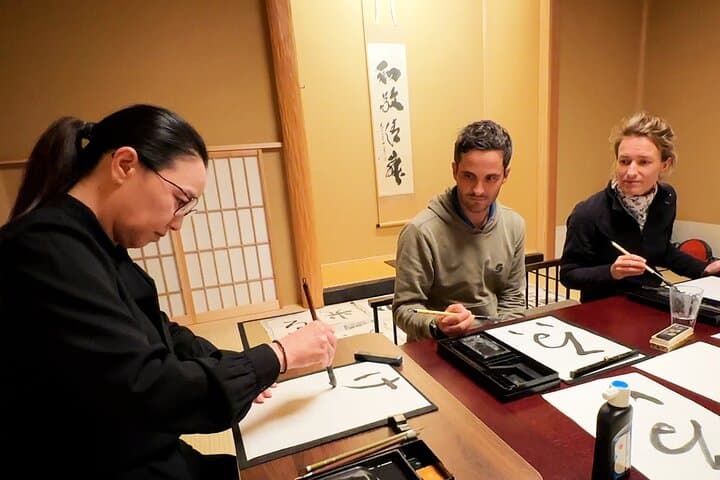 Tokyo: Calligraphy Workshop & Original T-Shirt Creation — photo 11