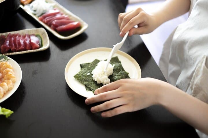 Hand-rolled sushi lesson near USJ — photo 6