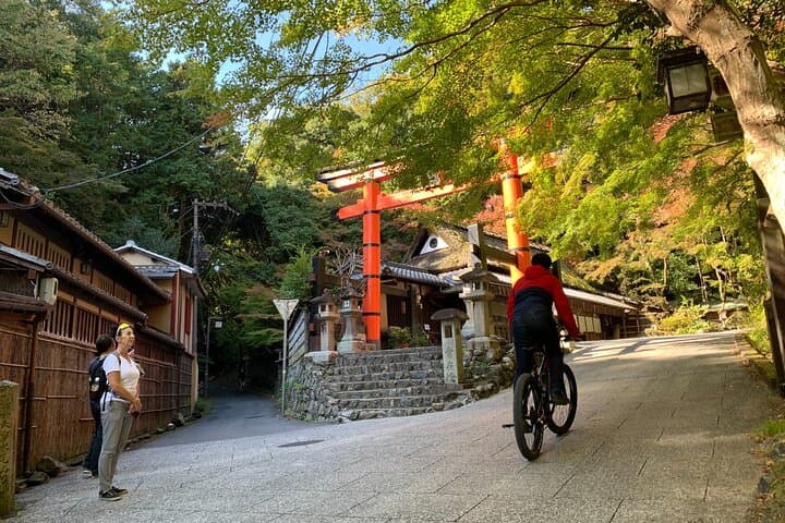 Arashiyama Kinkakuji Quiet Trail E-Bike Tour with Hotel Transfer — photo 2