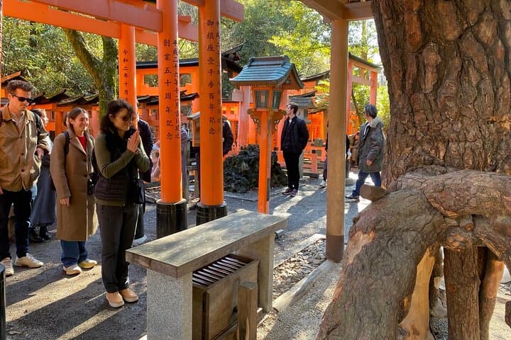 Inside of Fushimi Inari - exploring and lunch with locals — photo 5