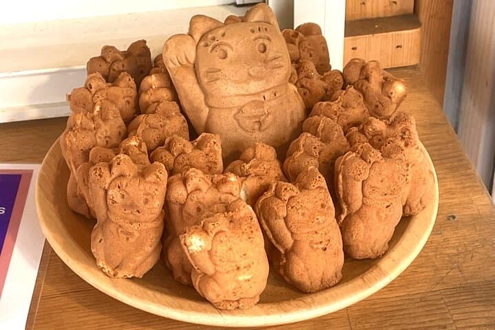 Tokyo: Gotokuji Lucky Cat Temple, Shinjuku Cat Cafe, 3D Giant Cat — photo 10