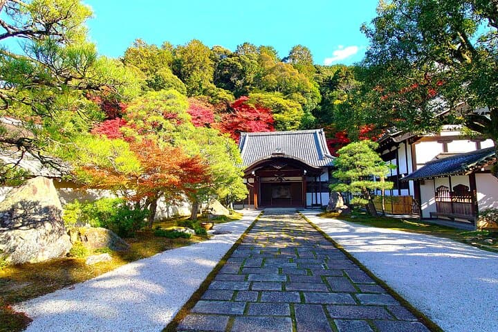 Kyoto: Higashiyama Slow Cycling Tour along the quiet waterfront — photo 17