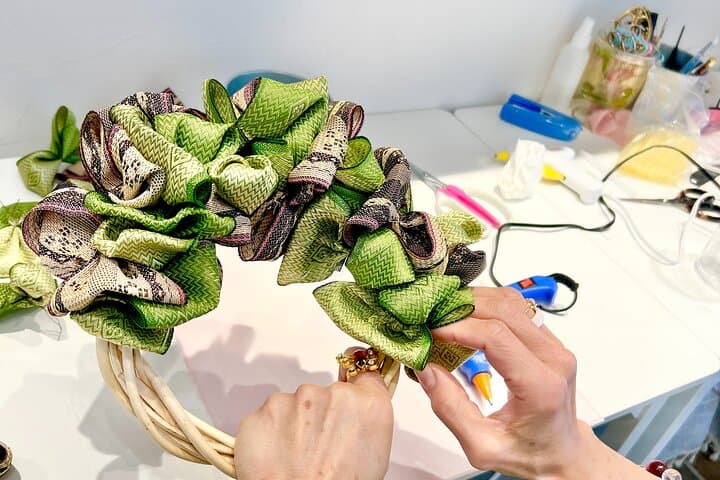 Handmade wreath experience using tatami mat edges in Tokyo — photo 7