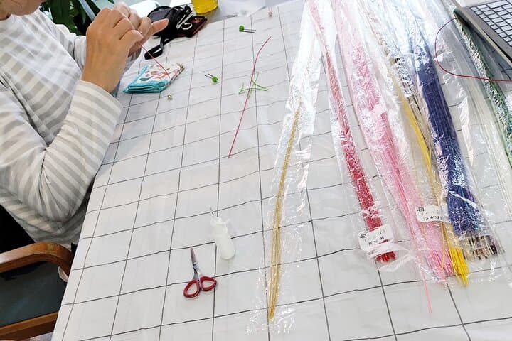 Making cute Mizuhiki knot accessories in Osaka — photo 5