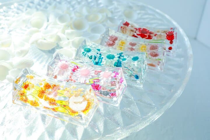 Making Herbarium chopstick rests with dried flowers in Tokyo — photo 4
