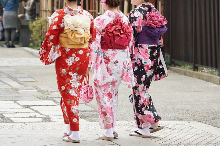 Wearing a Kimono a Traditional Japanese Outfit — photo 8