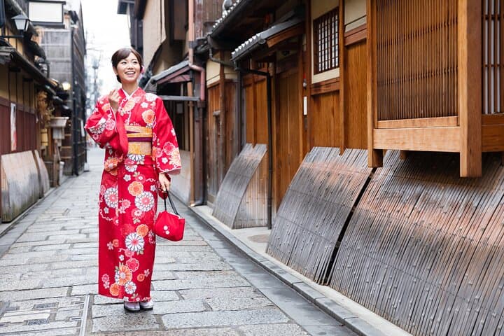 Wearing a Kimono a Traditional Japanese Outfit — photo 9
