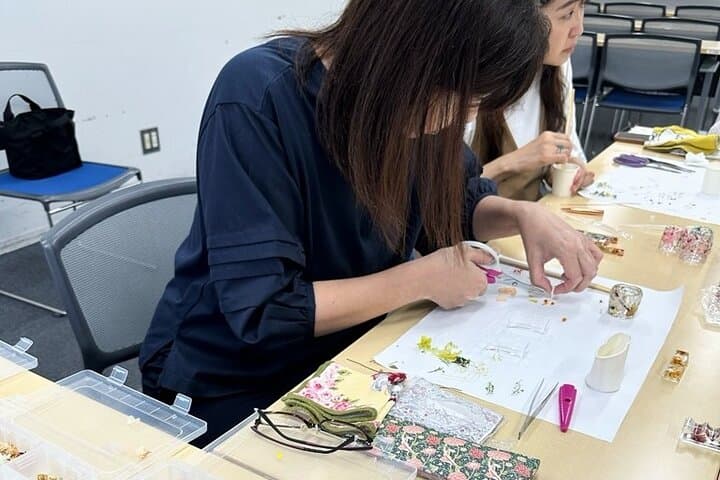 Making Herbarium chopstick rests with dried flowers in Tokyo — photo 2