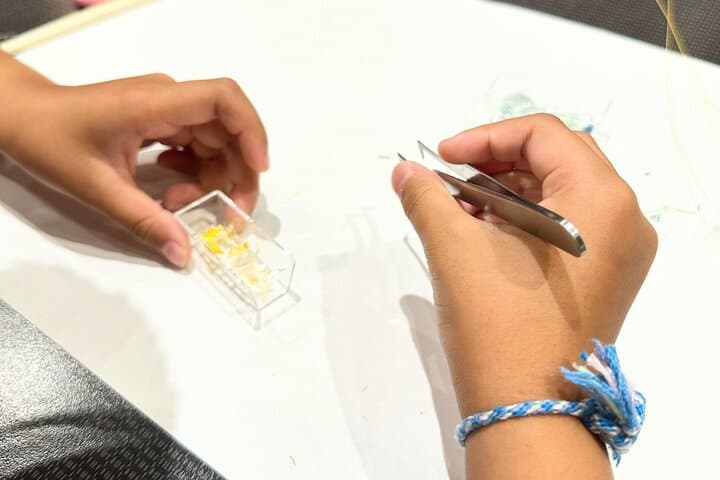 Making Herbarium chopstick rests with dried flowers in Tokyo — photo 5