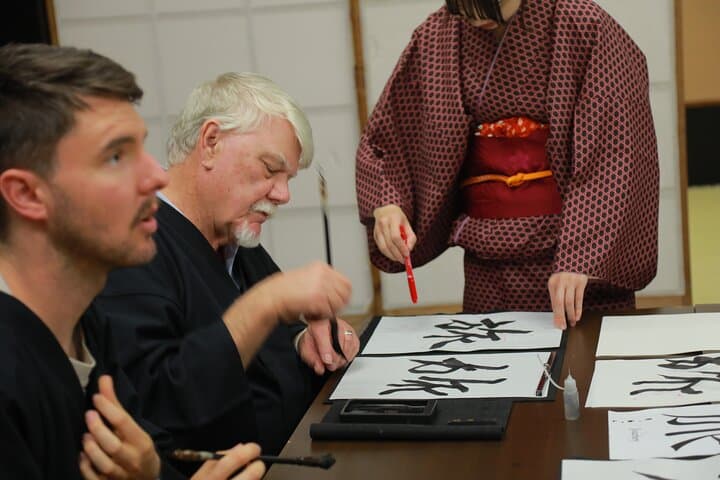 Learning Zen of Japanese Calligraphy in kimono near Osaka Castle — photo 4