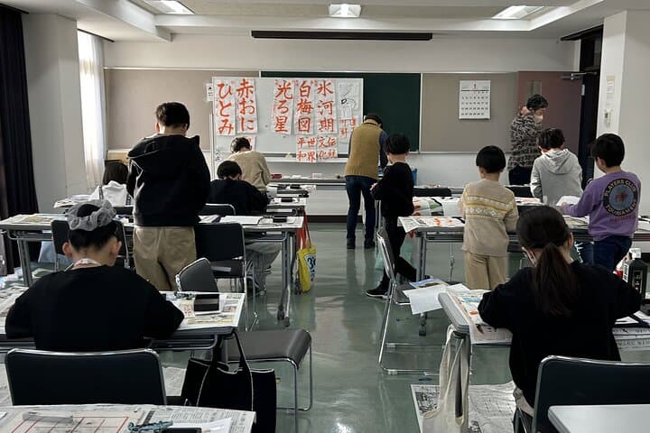 Calligraphy Experience in Tokyo Writing on Colored Paper — photo 4