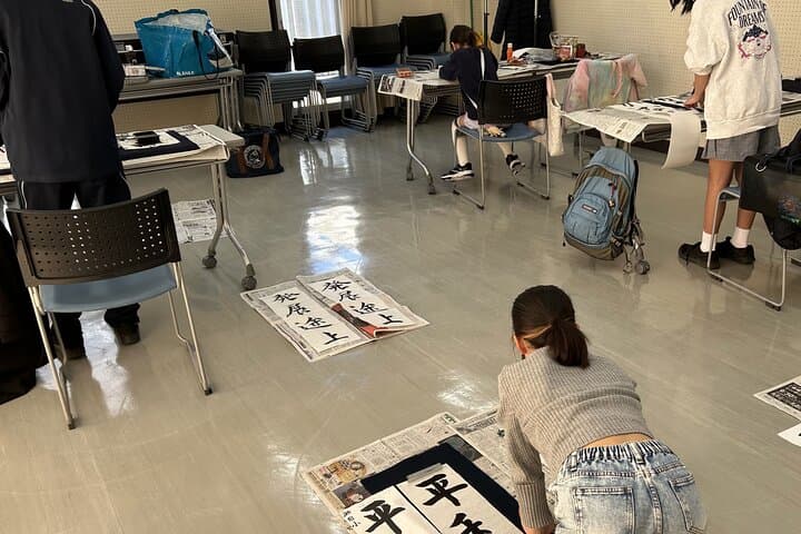 Calligraphy Experience in Tokyo Writing on Colored Paper — photo 5