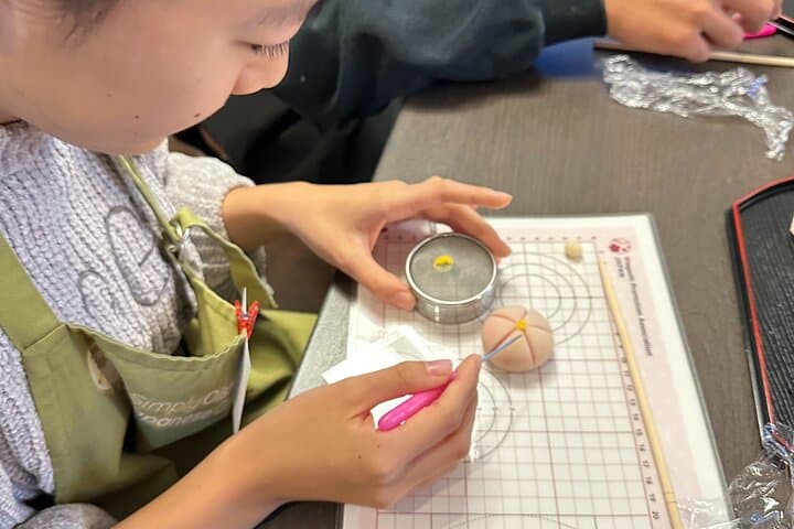 Japanese Sweets Making with Tea Ceremony in Private Studio — photo 11