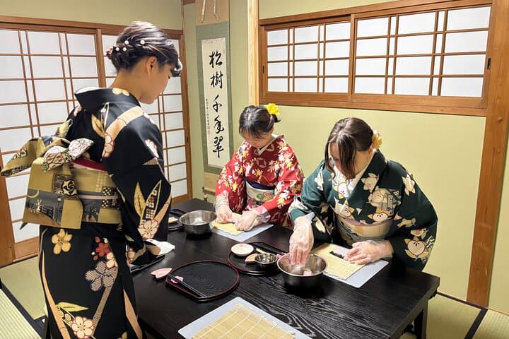 Kyoto : Art Sushi Rolls Experience in 150 Years Old Townhouse — photo 2