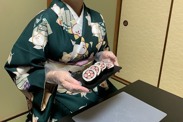 Kyoto : Art Sushi Rolls Experience in 150 Years Old Townhouse — photo 5