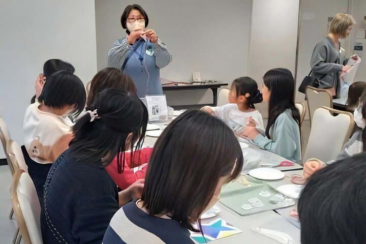 Making eco-hats out of waste plastic bottles in Ibaraki — photo 4
