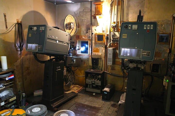 Cinema Experience at Takada Sekaikan The OLDEST Theater in Japan — photo 6