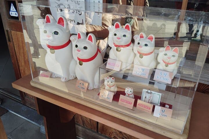 Gotokuji Temple Walking Tour with Numerous Cat Statues — photo 12