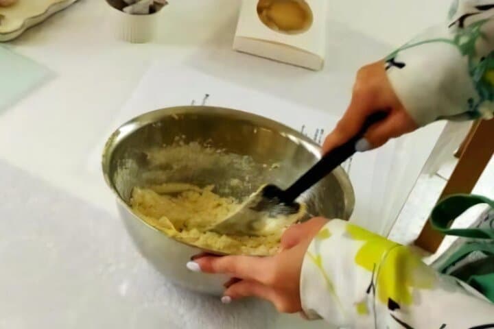 Cooking experience to squeeze “sakura” with icing cream in Tokyo — photo 6
