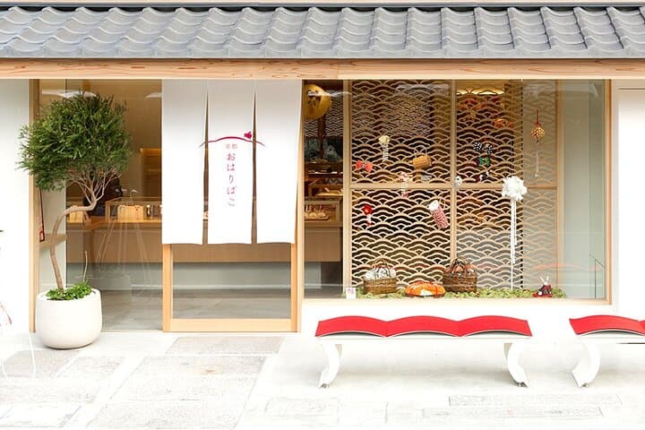 Traditional Japanese Kanzashi Making Experience in Kyoto — photo 1