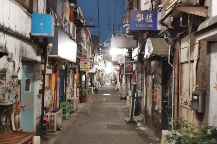 Shinjuku Bar Hopping Tour – Kabukicho & Golden Gai Experience — photo 4