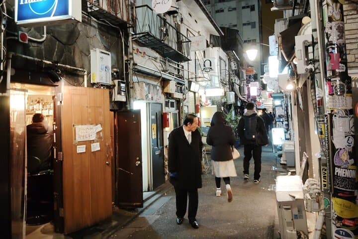 Shinjuku Bar Hopping Tour – Kabukicho & Golden Gai Experience — photo 10
