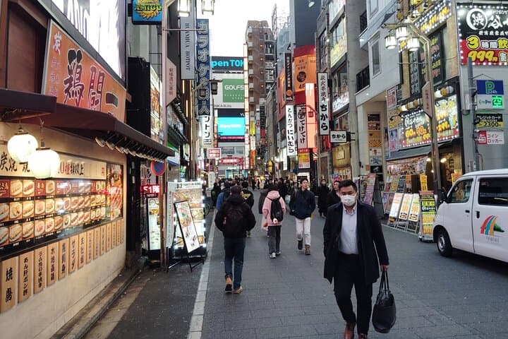Shinjuku Bar Hopping Tour – Kabukicho & Golden Gai Experience — photo 12