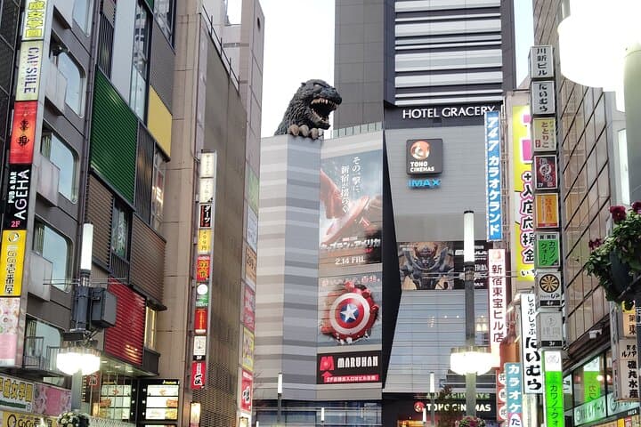 Shinjuku Bar Hopping Tour – Kabukicho & Golden Gai Experience — photo 3