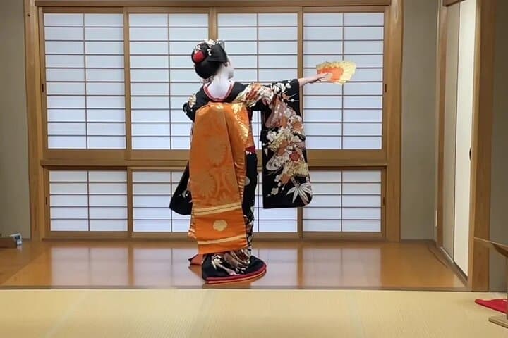 Kyoto: Meet the Geisha Maiko with Gion Walking Tour — photo 6