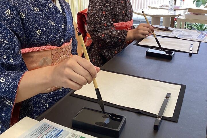 Authentic Kimono & hair styling by pro stylists + Japanese crafts — photo 4