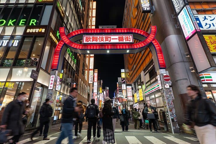 Tokyo Shinjuku Golden Gai Bar Hopping Night Tour — photo 5