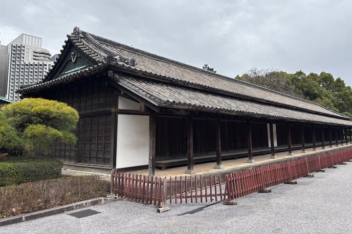 Imperial Palace and East Gardens Private Walking Tour in Tokyo — photo 5