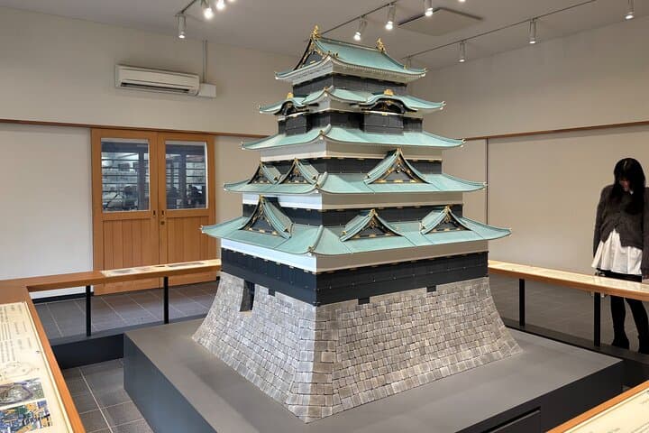 Imperial Palace and East Gardens Private Walking Tour in Tokyo — photo 6