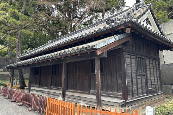 Imperial Palace and East Gardens Private Walking Tour in Tokyo — photo 8
