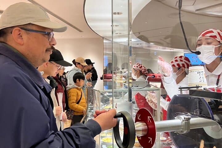 Yokohama: Guided Cup Noodles Museum Tour & Make Your Own Cup — photo 4